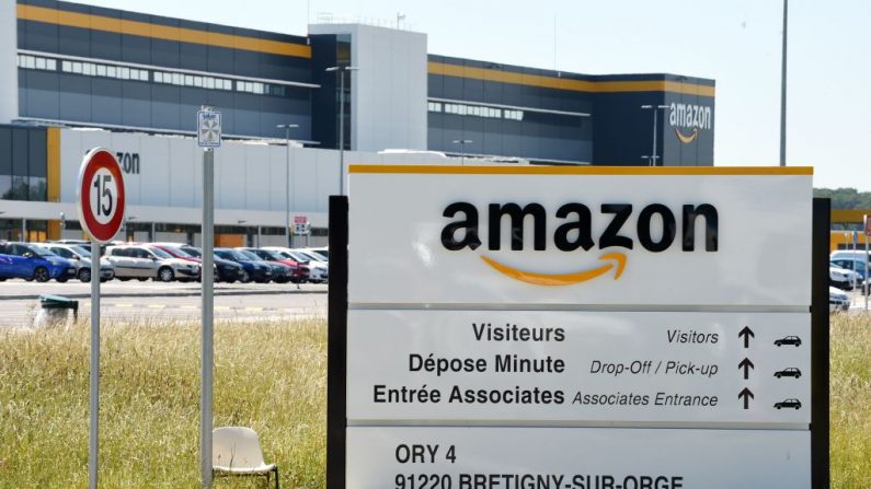 Cette photo d'illustration prise à Brétigny-sur-Orge le 19 mai 2020 montre un panneau avec le logo de l'entreprise à l'entrée du centre d'Amazon, en France. (ERIC PIERMONT/AFP via Getty Images)