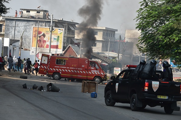 Illustration- De jeunes manifestants s'enfuient alors que la police anti-émeute ivoirienne arrive lors d'une manifestation contre le troisième mandat du président ivoirien Alassane Ouattara dans le quartier Riviera Anono d'Abidjan le 13 août 2020. Photo par Issouf Sanogo / AFP via Getty Images.

