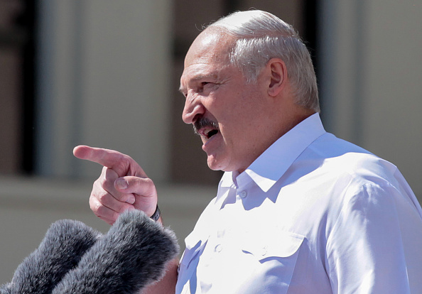 Le président biélorusse Alexander Lukashenko prononce un discours lors d'un rassemblement organisé pour le soutenir dans le centre de Minsk, le 16 août 2020. (Photo : SIARHEI LESKIEC/AFP via Getty Images)