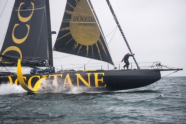 -Le skipper français Armel Tripon navigue sur son monocoque Imoca 60 « L’Occitane en Provence », le 25 août 2020, au large de La Trinite-sur-Mer, le 8 novembre 2020. Photo par Loïc Venance / AFP via Getty Images.