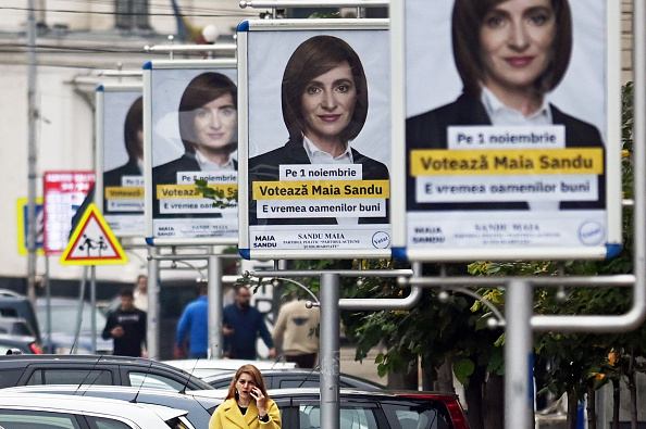 -Des affiches de campagne pour la candidate à la présidentielle Maia Sandu, ancienne Premier ministre, à Chisinau le 28 octobre 2020. Photo par Sergei Gapon / AFP via Getty Images.