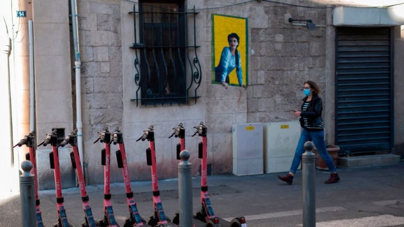 Une femme marche dans une rue vide du quartier du Panier à Marseille, le 30 octobre 2020. (CHRISTOPHE SIMON/AFP via Getty Images)