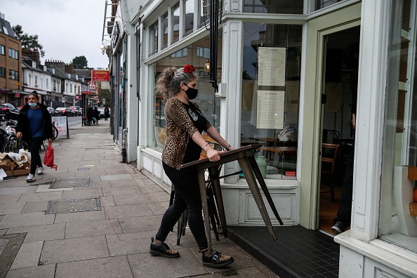 -Un travailleur emballe des tables dans un café à Islington le 1er novembre 2020 à Londres, Royaume-Uni. Photo par Hollie Adams / Getty Images.