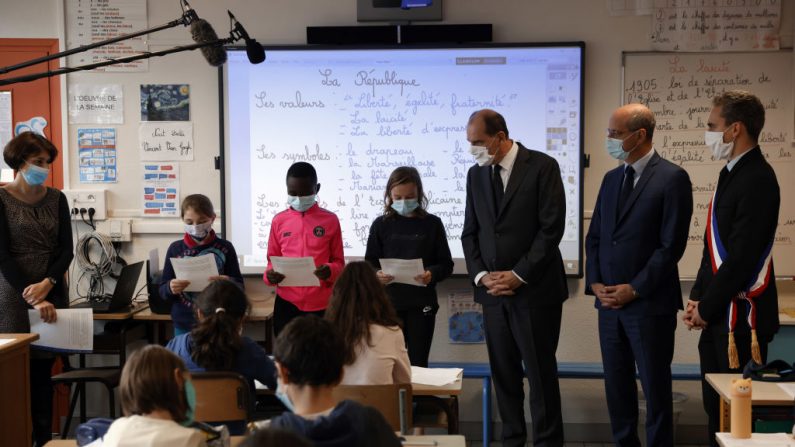 Le Premier ministre français Jean Castex (C) et le ministre français de l'éducation, de la jeunesse et des sports Jean-Michel Blanquer (2e à droite) assistent à un hommage au professeur d'histoire français Samuel Paty, décapité devant son école par un radical islamiste présumé, le 2 novembre 2020 dans une école de Conflans Sainte-Honorine. (Crédit photo THOMAS COEX/POOL/AFP via Getty Images)