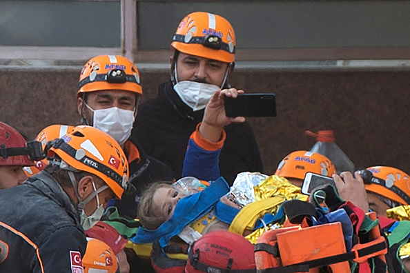 Ayda Gezgin, 3 ans, sortie des décombres d'un bâtiment, 91 heures après son effondrement lors d'un tremblement de terre de magnitude 7.0, dans le district de Bayrakli à Izmir en Turquie, le 3 novembre 2020. (Photo : YASIN AKGUL/AFP via Getty Images)