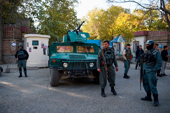 -Des policiers montent la garde à l'entrée de l'université de Kaboul un jour après que des hommes armés ont pris d'assaut l'université de Kaboul le 3 novembre 2020. Photo par Wakil Kohsar / AFP via Getty Images. 