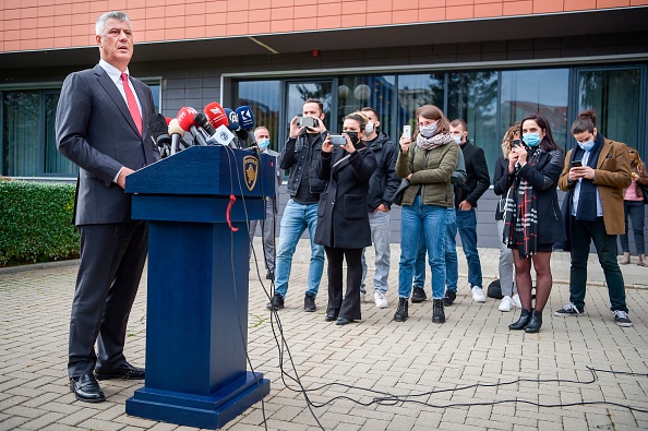 -Le président du Kosovo, Hashim Thaci, s'exprime lors d'une conférence de presse à Pristina après sa démission pour faire face à un tribunal pour crimes de guerre à La Haye, le 5 novembre 2020. Photo par Armend Nimani / AFP via Getty Images.