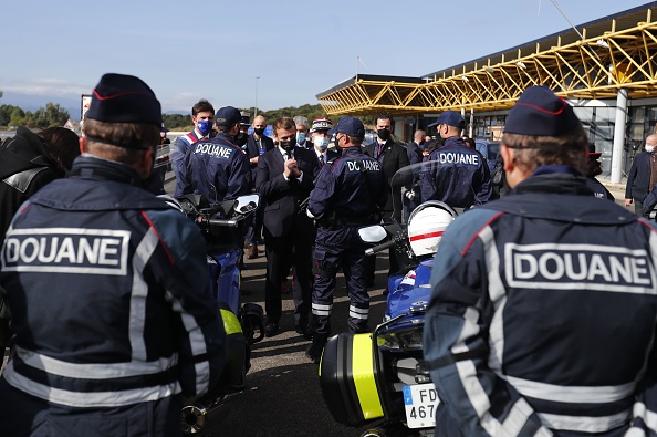 -Le président français Emmanuel Macron s'adresse aux policiers lors d'une visite à la frontière entre la France et l'Espagne, le nombre de gardes-frontières serait doublé à 4.800 contre 2.400. Photo par Guillaume Horcajuelo / POOL / AFP via Getty Images.