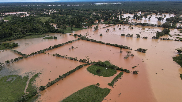 -Des morts dans des glissements de terrain lorsque la tempête tropicale Eta a balayé le Guatemala, ont annoncé jeudi des responsables de la protection civile. Photo par Carlos Alonzo / AFP via Getty Images.