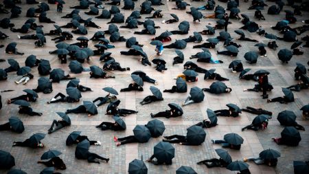 Toulouse : 1.000 commerçants et artisans protestent sous forme de « Happening » place du Capitole