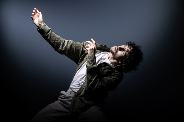 -L'artiste et chorégraphe multidisciplinaire français Mehdi Kerkouche pose lors d'une séance photo à Paris le 6 novembre 2020. Photo de Joel Saget /AFP via Getty Images.