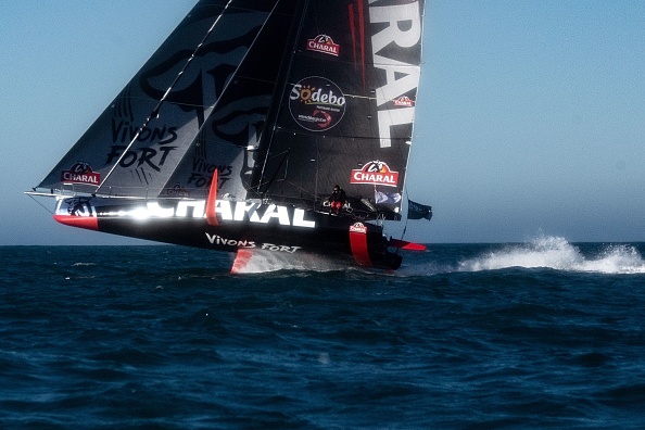 -Le skipper français Jérémie Beyou navigue sur son Imoca classe 60 Charal, après quelques avaries il est contraint de revenir au port, le 8 novembre 2020. Photo par Loïc Venance / AFP via Getty Images.