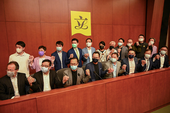 -Les législateurs prodémocratie assistent à une conférence de presse au siège du gouvernement à Hong Kong le 9 novembre 2020. Photo par Peter Parks / AFP via Getty Images.