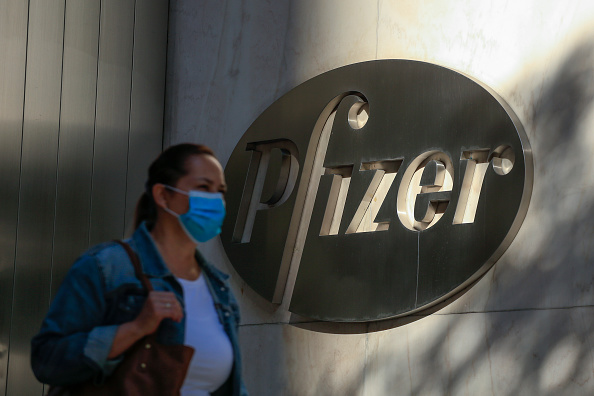 L'action Pfizer a bondi le 9 novembre 2020 avant l'ouverture du marché de Wall Street après que la société a annoncé que son vaccin était de 90% efficace contre les infections à -Covid-19. Photo par Kena Betancur / AFP via Getty Images.