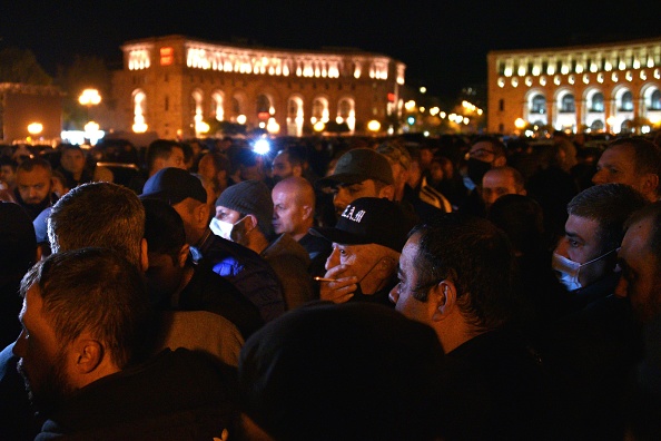 -Les Arméniens protestent contre l'accord du pays pour mettre fin aux combats avec l'Azerbaïdjan au sujet de la région contestée du Haut-Karabakh devant le siège du gouvernement à Erevan le 10 novembre 2020. Photo de Karen Minasyan / AFP via Getty Images.