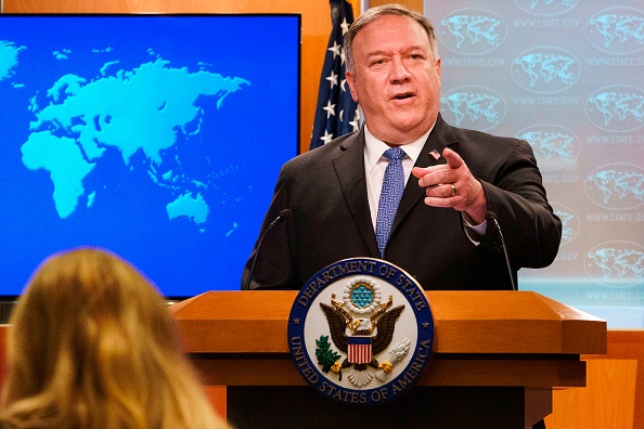 Le secrétaire d'État américain Mike Pompeo fait signe à un journaliste tout en parlant du décompte des voix aux élections américaines lors d'un briefing, le 10 novembre 2020, au département d'État à Washington, DC.(Photo : JACQUELYN MARTIN/POOL/AFP via Getty Images)