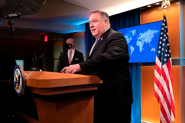 Le secrétaire d'État américain Mike Pompeo prend la parole lors d'un point de presse, le 10 novembre 2020, au ministère des Affaires étrangères à Washington, DC. Photo par Jacquelyn Martin / POOL / AFP via Getty Images.