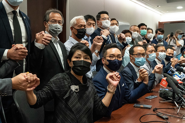 -Les législateurs prodémocratie se donnent la main lors d'une conférence de presse au bâtiment du Conseil législatif le 11 novembre 2020 à Hong Kong, Chine. Photo par Anthony Kwan / Getty Images.