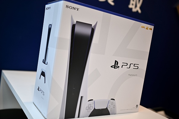 Les braqueurs ont fait main basse sur plusieurs colis contenant des consoles de jeux, parmi lesquelles des PlayStation 5. (Photo : CHARLY TRIBALLEAU/AFP via Getty Images)