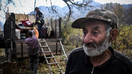 Après la défaite au Nagorny Karabakh, les Arméniens plient bagage