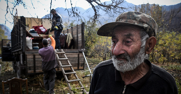 -Les Arméniens emballent leurs affaires et quitte leur maison dans la ville de Kalbajar le 12 novembre 2020. Kalbajar est l'un des sept districts qui seront transférés à l’Azerbaïdjan. Photo par Alexander Nemenov / AFP via Getty Images.