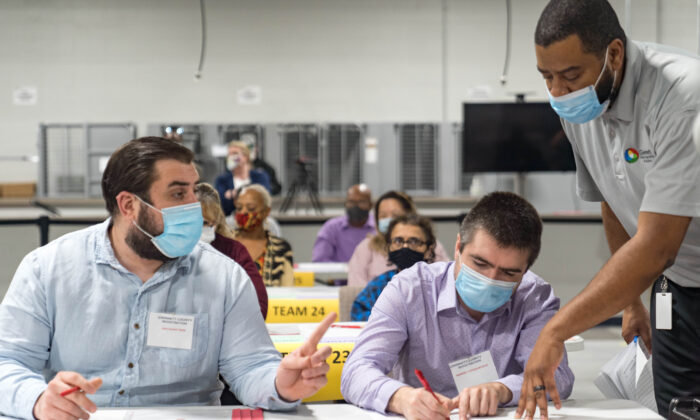 Les employés électoraux du comté de Gwinnett commencent le recomptage des bulletins de vote de l'élection présidentielle à Lawrenceville, Géorgie, le 13 novembre 2020. (Megan Varner/Getty Images)