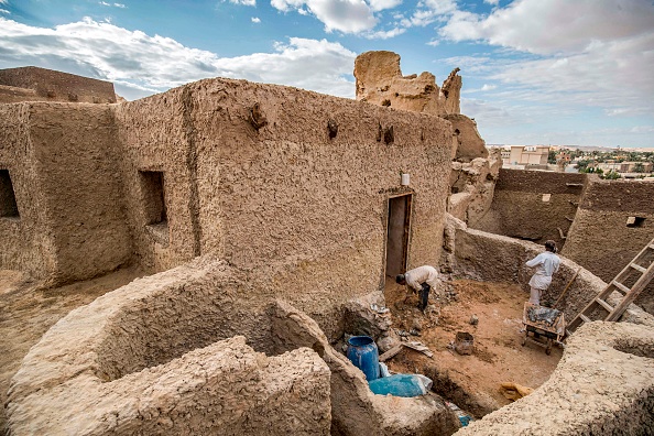 -Des ouvriers égyptiens travaillent à la restauration de la forteresse de Shali, dans l'oasis du désert égyptien de Siwa, à environ 600 km au sud-ouest de la capitale Le Caire, le 5 novembre 2020. Photo par Khaled Desouki / AFP via Getty Images.