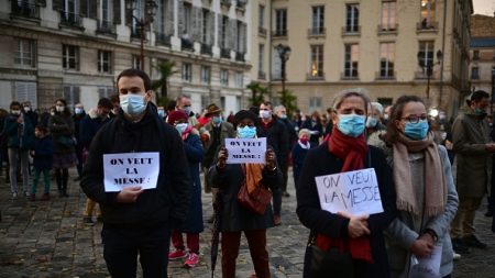 « On ne lâche rien » : à Versailles, les catholiques réclament le retour des messes en public