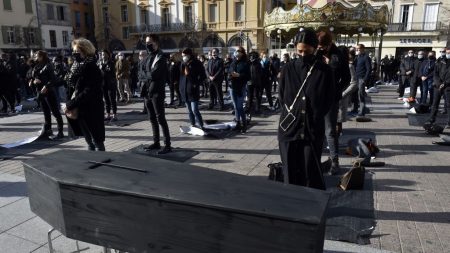 À Perpignan, des centaines de commerçants réunis pour une « matinée funèbre »