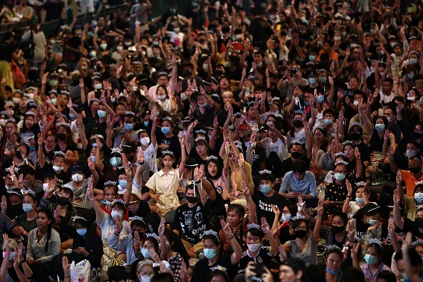 -Des manifestants prodémocratie brandissent le salut à trois doigts lors d'un rassemblement des « mauvais étudiants » à Bangkok le 21 novembre 2020. Photo de Jack Taylor / AFP via Getty Images.