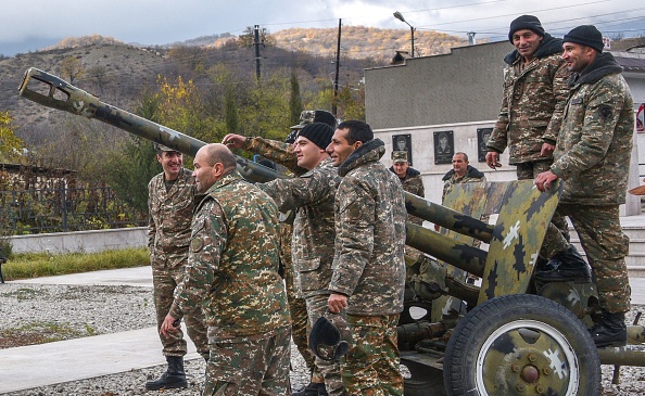 -Des militaires arméniens quittent une région en dehors de la ville de Kalbajar le 23 novembre 2020. Photo de Karen Minasyan / AFP via Getty Images.