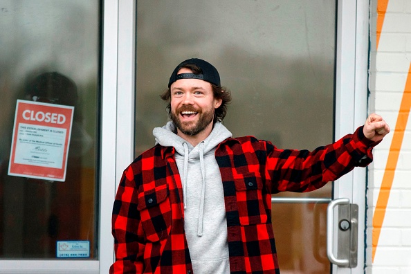 -Le propriétaire d'Adamson Barbecue, Adam Skelly, a défié les ordres de fermeture de la province, à Toronto, au Canada, le 25 novembre 2020. Photo par Cole Burston / AFP via Getty Images.