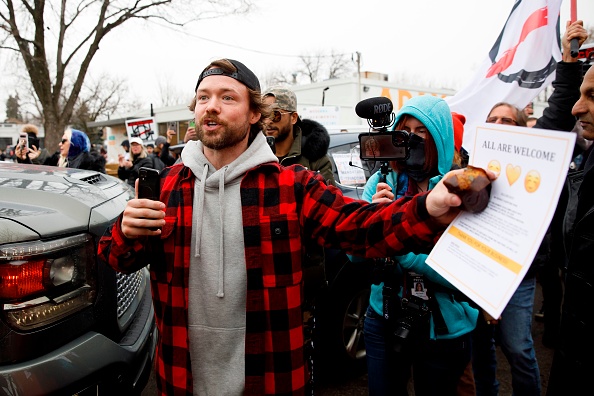 Le propriétaire Adam Skelly d'Adamson Barbecue, une entreprise d'Etobicoke qui a défié les ordres de fermeture de la province, demande aux médias de quitter la propriété de son restaurant, à Toronto, au Canada, le 25 novembre 2020. (Cole Burston/AFP via Getty Images)