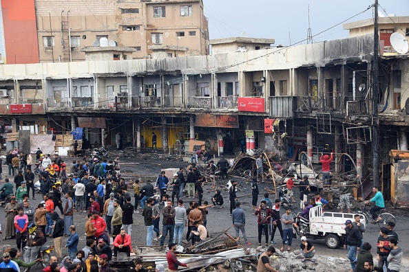 Des manifestants se rassemblent sur la place Habboubi dans la ville de Nasiriyah, dans le sud de l'Irak, le 28 novembre 2020.  (Photo : ASAAD NIAZI/AFP via Getty Images)