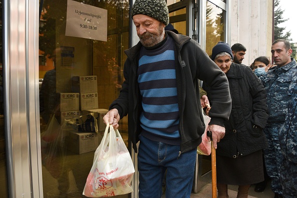 -Les résidents locaux partent après avoir reçu un colis alimentaire dans le cadre de l'aide humanitaire dans la ville principale du Karabakh, Stepanakert, le 28 novembre 2020. Photo par Karen Minasyan / AFP via Getty Images.