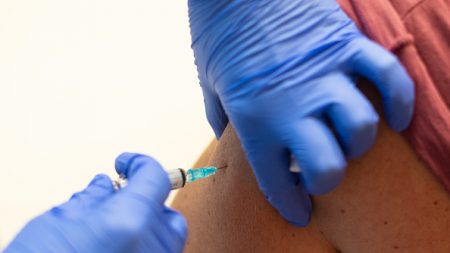 Covid-19 : « On n’a pas assez de données sur la sécurité des vaccins », s’inquiètent des scientifiques