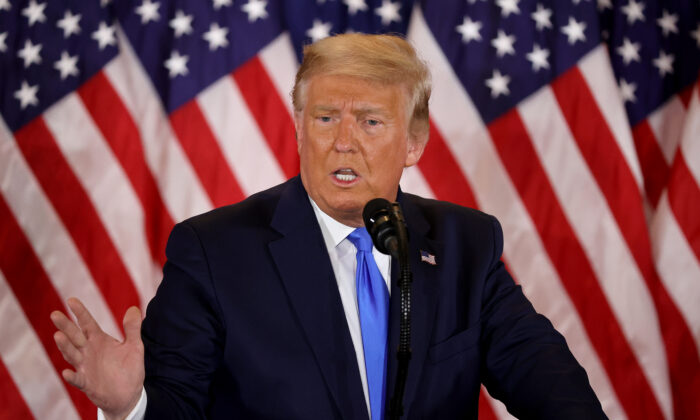 Le président américain Donald Trump s'exprime le soir de l'élection dans la salle Est de la Maison-Blanche, peu après 2 heures du matin, à Washington, le 4 novembre 2020 (Chip Somodevilla/Getty Images)