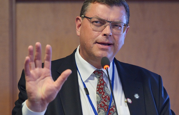 -Le ministre danois de l'Agriculture Mogens Jensen, présente sa démission à la suite de l’abattage des visons. Photo Mandel Ngan / AFP via Getty Images.