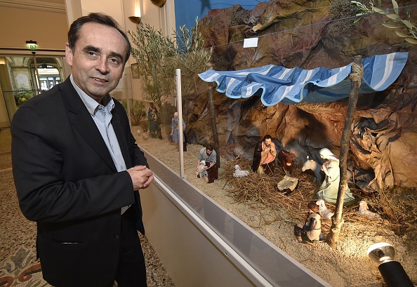 Le maire de Béziers Robert Ménard devant une crèche exposée à l'hôtel de ville de Béziers le 5 décembre 2014. (Photo : PASCAL GUYOT/AFP via Getty Images)