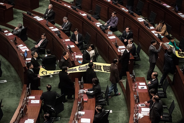 -Illustration- Sept démocrates hongkongais ont été arrêtés par la police au parlement de Hong Kong. Photo Philippe Lopez / AFP via Getty Images.