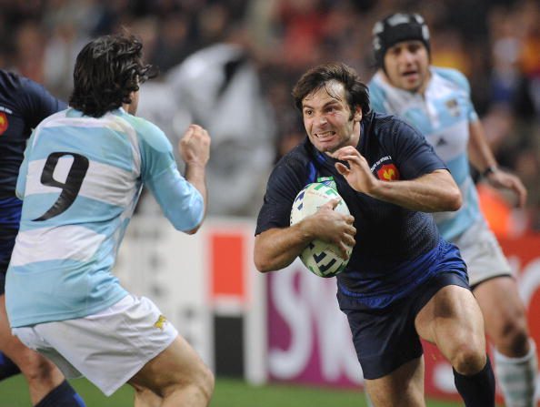 L'ailier français Christophe Dominici (à droite) affronte le demi de mêlée et capitaine argentin Agustin Pichot lors du match de finale de la Coupe du monde de rugby France -Argentine, le 19 octobre 2007 au Parc des Princes à Paris. (MARTIN BUREAU/AFP via Getty Images)