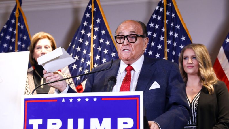 Rudy Giuliani, avocat et ancien maire de la ville de New York, s'adresse aux médias en compagnie de Sidney Powell (à gauche), avocate de l'équipe de campagne de Donald Trump, et de Jenna Ellis, conseillère juridique principale de cette même équipe, lors d'une conférence de presse au siège du Comité national républicain à Washington le 19 novembre 2020. (Charlotte Cuthbertson/The Epoch Times)