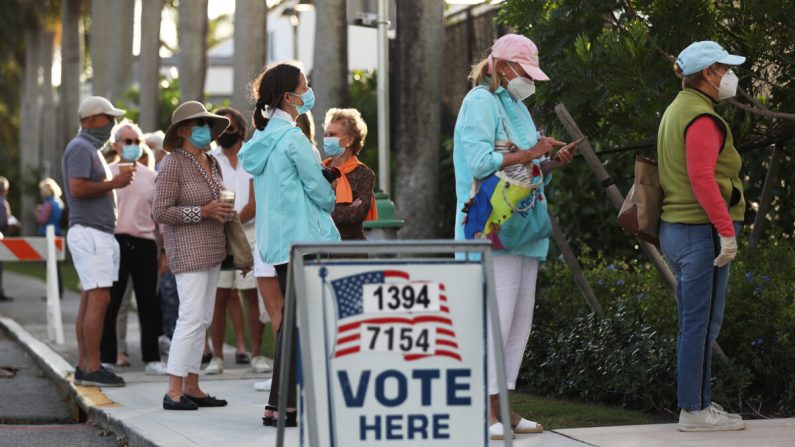 Des personnes font la queue pour voter au centre de loisirs de Morton et Barbara Mandel à Palm Beach, en Floride, le 3 novembre 2020. (Joe Raedle/Getty Images)