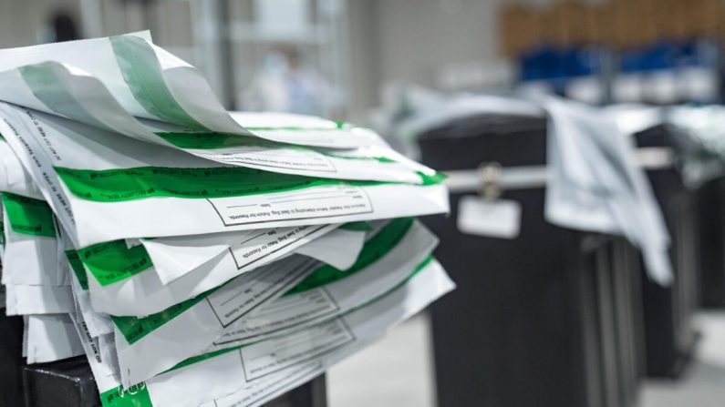 Des enveloppes qui avaient auparavant contenu des bulletins de vote dans le comté de Gwinnett sont présentées alors que les employés commencent leur recomptage des bulletins de vote à Lawrenceville, en Géorgie, le 13 novembre 2020. (Megan Varner/Getty Images) 