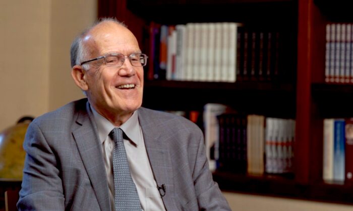 L'étudiant en lettres classiques et historien Victor Davis Hanson (The Epoch Times)