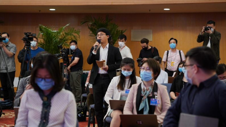 Des journalistes assistent à une conférence de presse vidéo organisée par le ministre chinois des Affaires étrangères Wang Yi à Pékin, en Chine, le 24 mai 2020. (Andrea Verdelli/Getty Images)