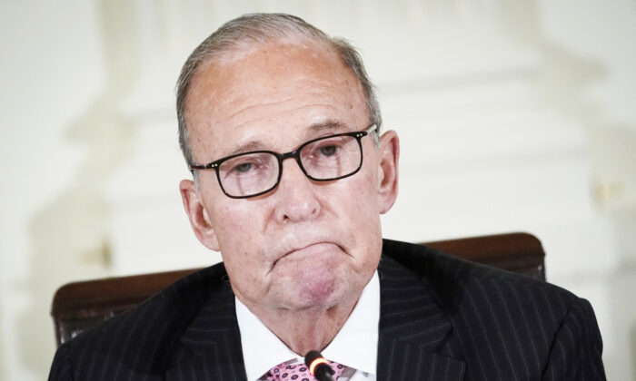 Le directeur du Conseil économique national des États-Unis, Larry Kudlow, assiste à un événement marquant le mois national de la guérison de l'alcoolisme et de la toxicomanie dans la salle Est de la Maison Blanche à Washington, le 3 septembre 2020. (Drew Angerer/Getty Images)