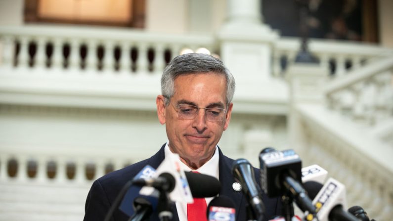 Le secrétaire d'État géorgien Brad Raffensperger tient une conférence de presse sur le déroulement du dépouillement des votes le 6 novembre 2020 à Atlanta, Géorgie. (Jessica McGowan/Getty Images)