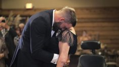 Une vidéo bouleversante montre la danse de mariage d’un fils et de sa mère atteinte de sclérose