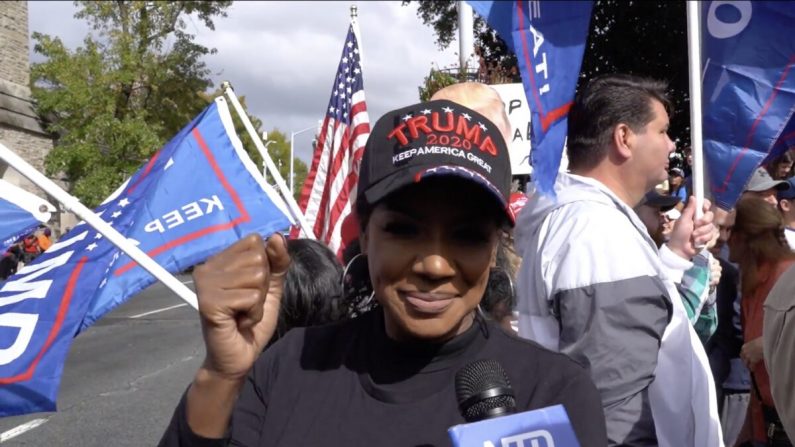 Mykel Barthelemy proteste devant le Capitole de l'État à Atlanta, Géorgie, le 7 novembre 2020. (Capture d'écran/NTD)